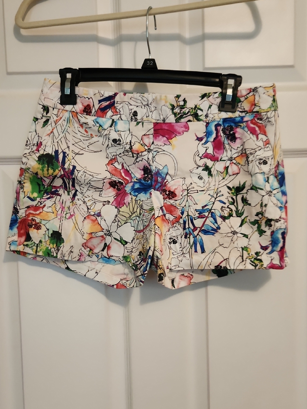 Express Floral Watercolor Print Women's Shorts - White Multicolor